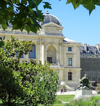 Looking For The Great Artistic Society And Lifestyle Appertaining To Paris, A City Of Lights And Love